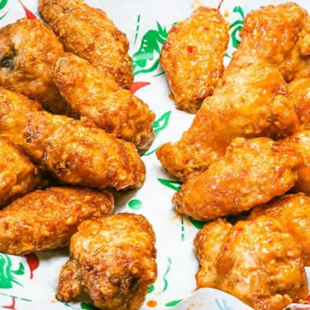 Medium Combo (16 Wings, 8 Drumsticks & Fries).